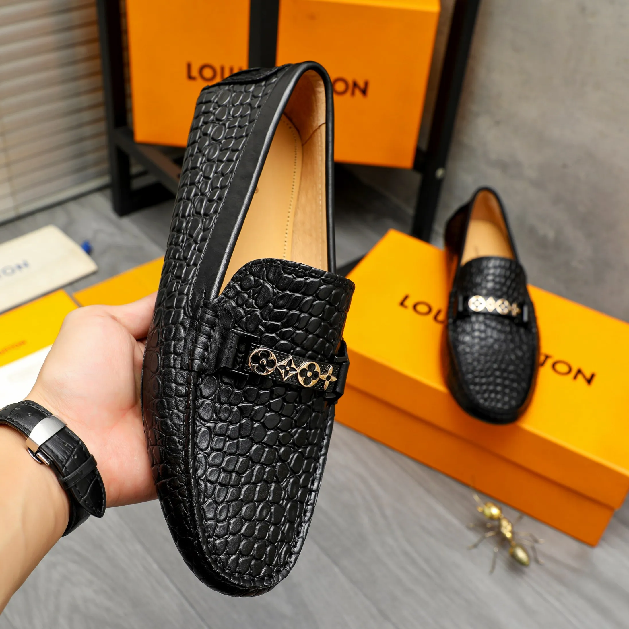 Men's shoes 💰380 Product trademark: LV "Louis Vuitton" casual slip-on shoes Regular size: 38-45 (45 is custom-made and non-returnable) Product materials: Selected stone pattern embossed cowhide upper, pigskin lining, rubber outsole
